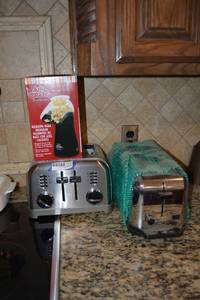 lot 194 image: 2 Toasters and Air Crazy Popcorn Popper