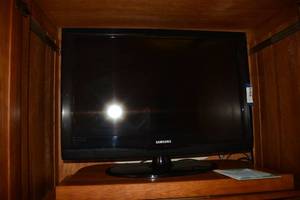 lot 274 image: Samsung 32 TV Model LN32C350D1DXZA