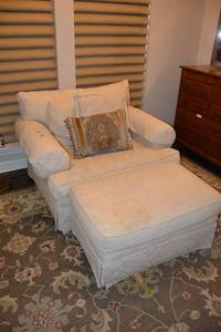 lot 292 image: Bassett Furniture Oversized Chair and Rolling Ottoman - 4W x 39D x 32H, Ottoman 36x24