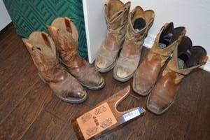lot 315 image: Mens Ariat Cowboy Boots Size 10EE and 9.5EE Plus Boot Jack