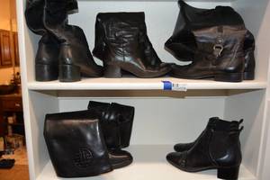 lot 323 image: Womens Black Leather Boots Size 8.5 Antonio Melani, Naturalizer, Born Brands