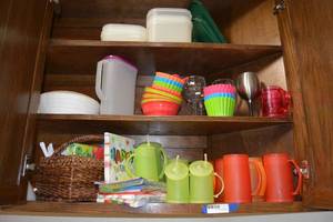lot 239 image: Party Freezeable Plastic Glasses, Bowls, Napkins and Basket Cutlery Carrier