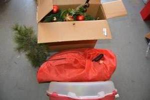 lot 390 image: 3 Decorated Christmas Wreaths and Small Tree