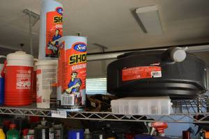 lot 403 image: 15 Qt. Drain Container and Shop Towels