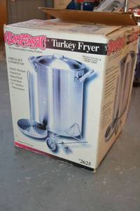 lot 426 image: Bayou Classic Turkey Fryer Pot Set