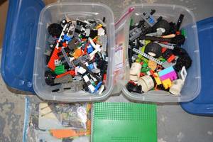 lot 422 image: Legos as shown