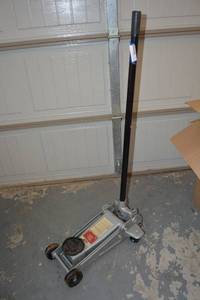 lot 444 image: 2.5 Ton Service Rolling Jack