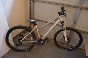 lot 443 image: Giant Revel Bicycle