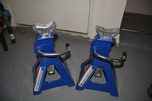 lot 431 image: Pair of Floor Jacks - Pittsburgh 3 Ton Aluminum