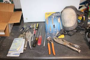 lot 572 image: Knee Pads and Misc. Hand Tools