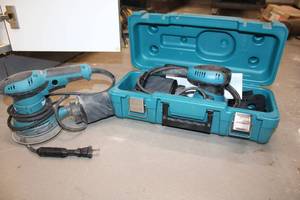 lot 556 image: Makita Sanders