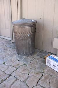 lot 627 image: Metal Trash Can with Lid