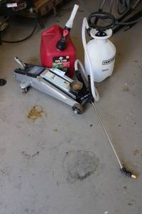 lot 500 image: Hydraulic Floor Jack, Gas Can, and Sprayer