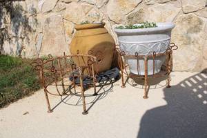 lot 687 image: Flower Pots and Metal Stands