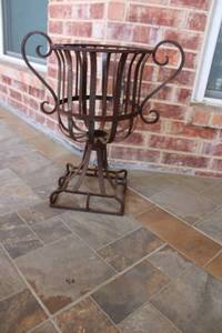 lot 453 image: Metal Urn Shaped Plant Stand