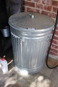 lot 454 image: Metal Trash Can with Lid