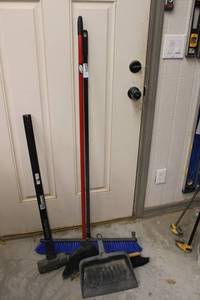 lot 626 image: Brooms, Dust Pan and Sledgehammer