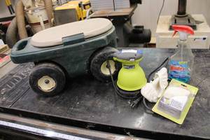 lot 606 image: Rolling Garden Scooter, 6 Polisher and Microfibre Towels