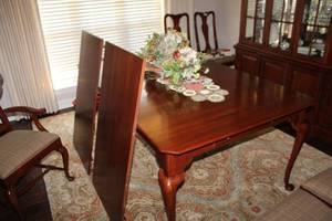lot 135 image: Lexington Cherry and Veneer Dining Table - 76 x 45 x 3H , Features Felt Lined Drawers on Both Ends, Cabriole Legs
