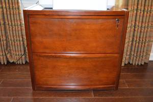lot 24 image: 2-Drawer File Cabinet with Key 30W x 22D x 27.5H