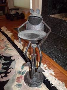 lot 92 image: Metal Frog Home Decor