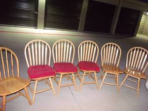 lot 42 image: 7 Dinning Room Chairs, 6 of the Chairs Swivel, 3 Red Seat Cushions