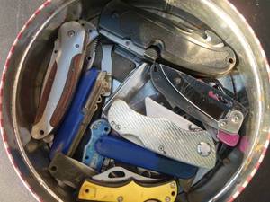 lot 31 image: Tin of Pocket Knives, Different Brands and Styles. For Parts ONLY