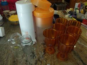lot 52 image: Mr. Coffee Iced Tea Maker, Plastic ware and 3 clear glass, Tea Cups