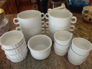 lot 57 image: White Baking Dishes, 6 SoupChili Bowls, 4 Small Dessert Bowls, 6 Ramekins, 1 Cordon Bleu