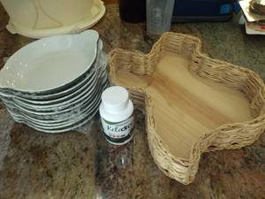 lot 61 image: Texas State Shaped Breadbasket & 11 Italian Baking Dishes (Pictured as Shown)