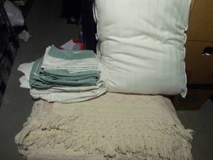 lot 107 image: King Size Bedding Set, Sheet Set (Fitted, Flat, 2 Pillow Cases) Pillows and Quilt