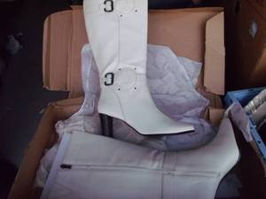lot 99 image: Womens Size 12 White Leather Box Still in Box