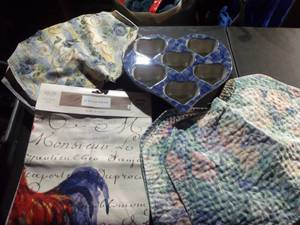 lot 132 image: Heart Shaped Muffin Dish, Two sets of Place Mats, and New Italian Made Dish Towels