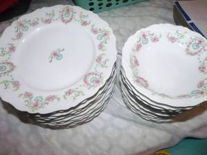 lot 145 image: Beautiful set of Bassett Limages China plates and Bowls