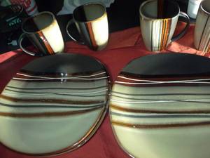 lot 194 image: 8 pcs Home Trends Dishes, Pictured as shown