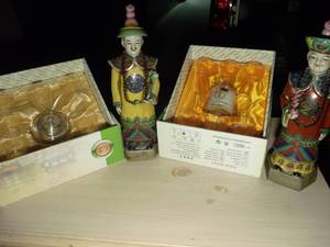 lot 208 image: Asian Figures and Delicate Tea Sets, See Pictures for Details