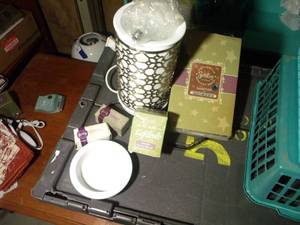 lot 212 image: Scentsy Starter Kit .. Warmer, Bulbs,Wax , and more.. See Pictures