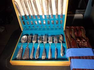 lot 260 image: Mixed Sets of Silverplated Flatware with Case and 3 Very Sharp Kitchen Knives in Storable Holder