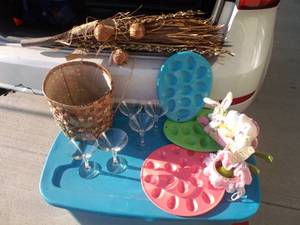 lot 281 image: Easter and everyday decor items