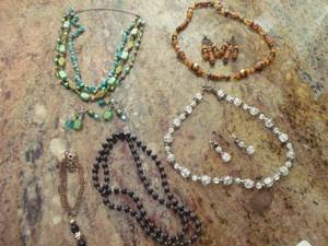 lot 309 image: Matching Jewelry Sets