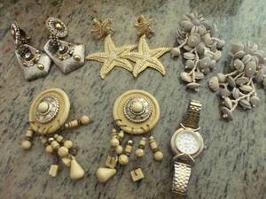 lot 313 image: Earring Sets and a Ladies Watch