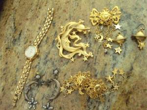 lot 314 image: Ladies Watch and Earring sets with broaches to match