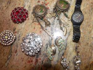 lot 315 image: Ladies Watch and Earring sets with broaches to match