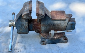 lot 11 image: Vintage Craftsman 4 12 Bench Vise #51865