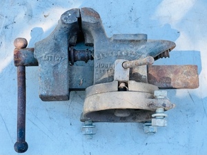 lot 13 image: Littco Littletown HDWE &amp FDRY CO. No. 112 Swivel Vise