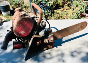 lot 27 image: Vintage Tecumseh Mono Red Chainsaw