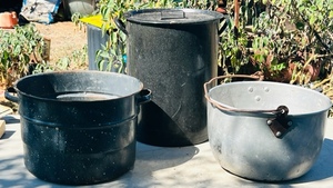 lot 45 image: Wear-Ever 17 Quart Aluminum Pot &amp Two Large StockSoup Pots