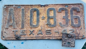 lot 63 image: Vintage 1942 Texas License Plate A10-836