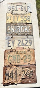 lot 69 image: Wall-Hanging Collection of 6 Vintage License Plates