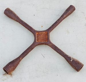 lot 81 image: Vintage Gunite Corp. 4 Way Tire IronLug Wrench